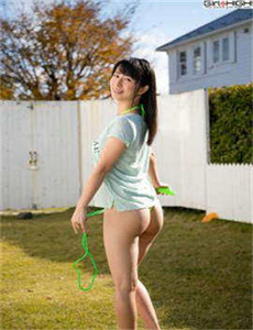 《美女脱个精光露出奶胸的照片视频》